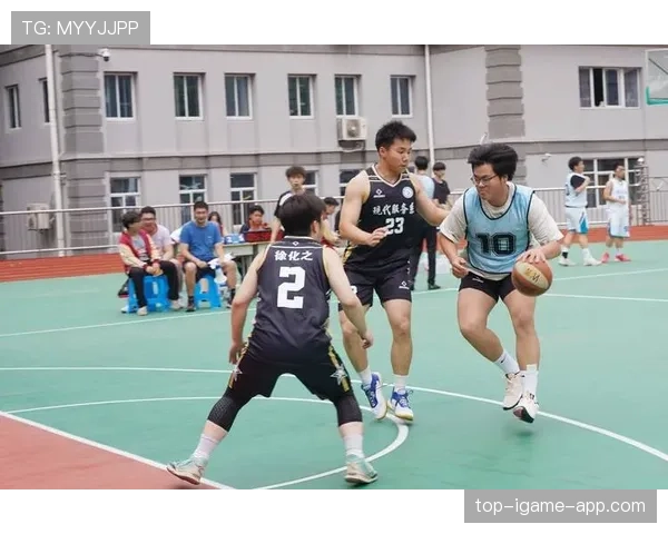 篮球比赛中如何判定球是否出界？